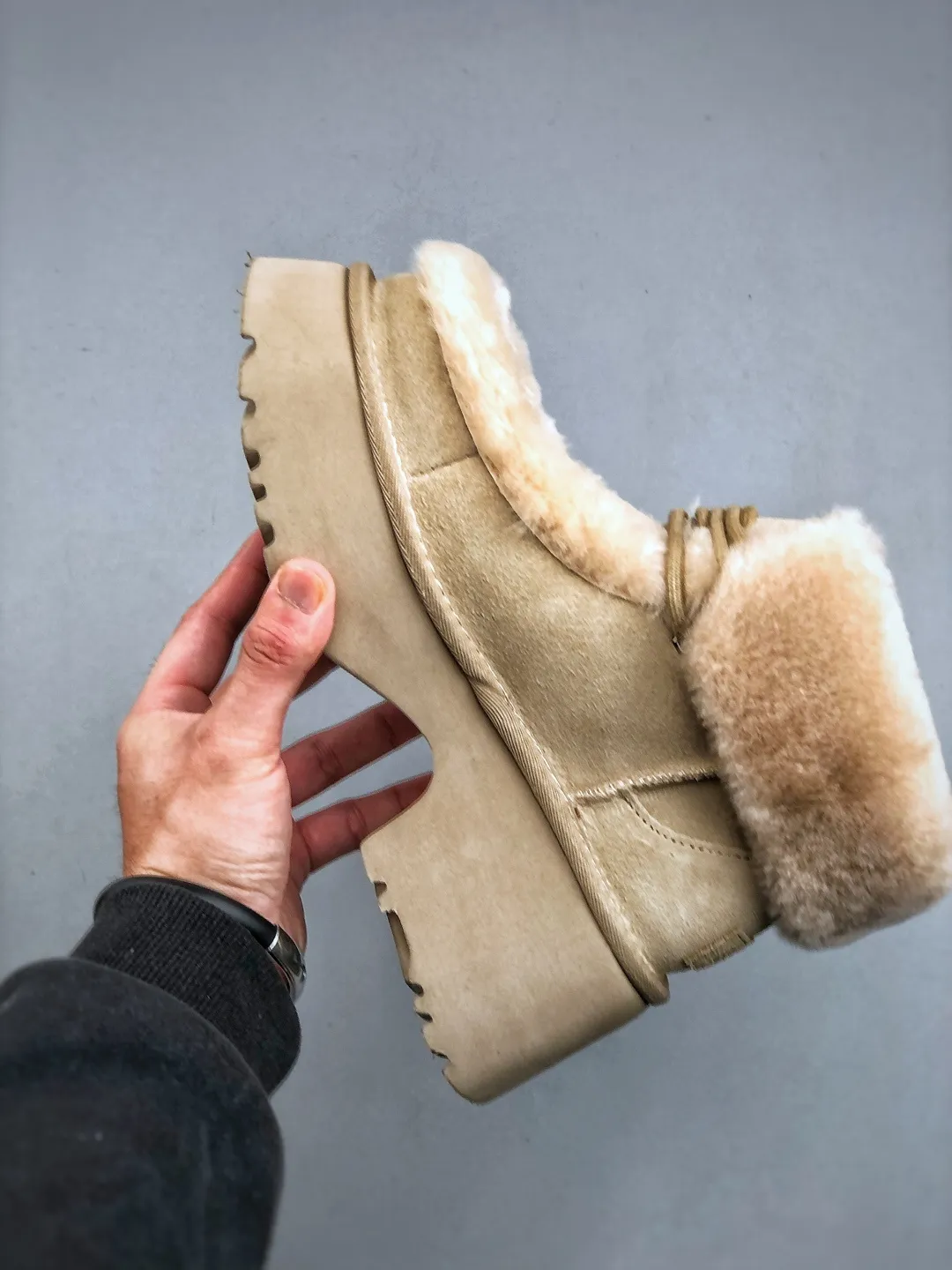 Local self-pickup 💰700 supports store placement. The top version on the market. 25 new models. UGG Esme 6cm taller. Split cow leather. Fashionable and comfortable. Ankle-length snow boots. Produced by a major foreign trade factory in Guangzhou. From toe to insole, genuine sheep fur. Independent outer box packaging. Chip. Waterproof process. Different from any version on the market. Independently developed original outsole and cashmere insole to keep you warm in winter and suitable for home use. In recent years, uug has launched a style series that is partially geared towards the preferences of young consumers and has also moved to the forefront of fashion trends. Shoe body material Water-repellent coated suede upper 17 mm UGGPURE™ implanted wool insole Lightweight non-slip and comfortable rubber outsole With brand LOGO trademark Comes with a full set of packaging Size: 35-40